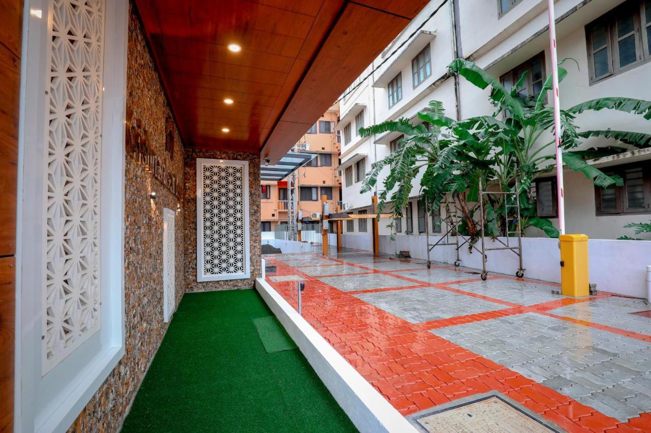 Krishnavalsam Regency Hotel Guruvāyūr Екстериор снимка
